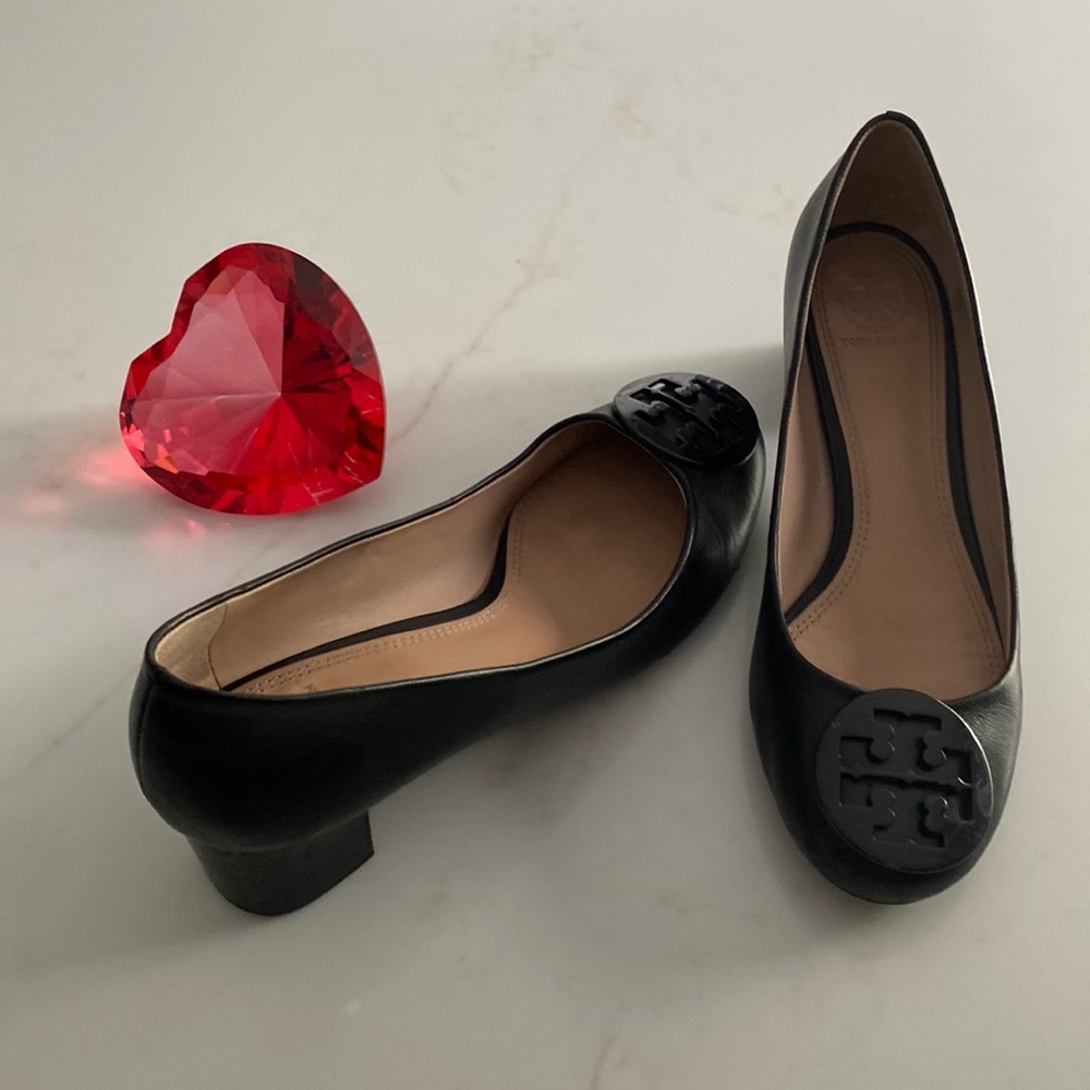 Black Tory pump